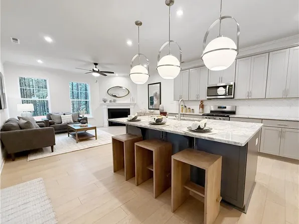 1525 Waltham Ln, Newport News, VA 23608