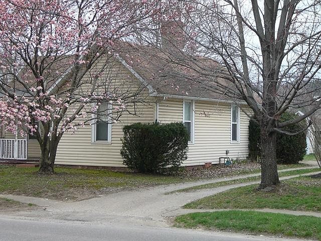 2nd image of 618 Front St E