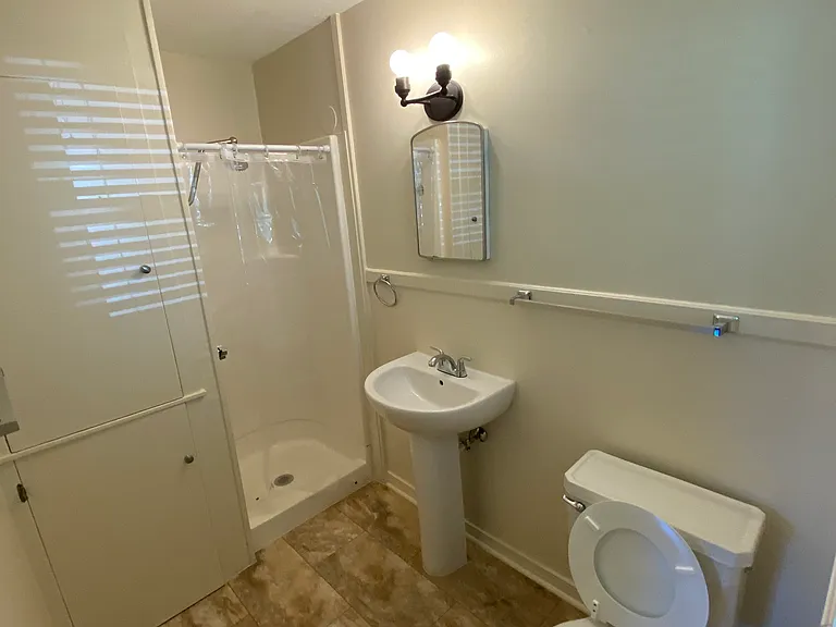 210 S Flood Ave — Photo 7