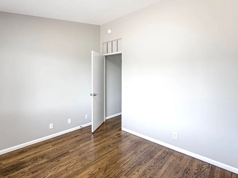 4817 S 131st St #11 — Photo 11