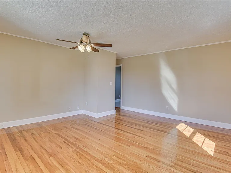 302 Burgess Dr — Photo 11