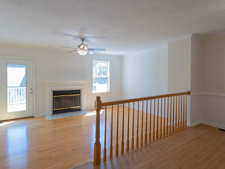 405 Lakeview Ct — Photo 11