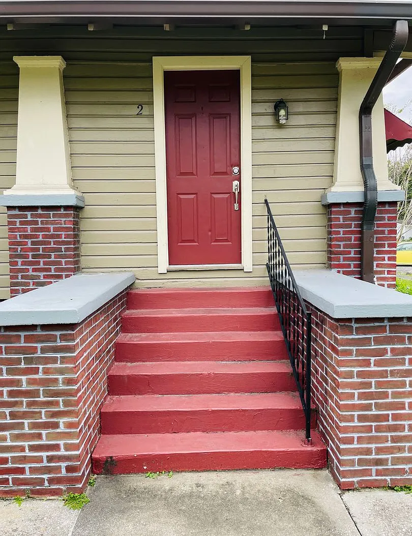 519 E Charles St — Photo 2