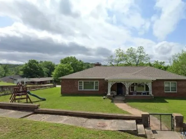 385 S 4th St, Ellington, MO 63638