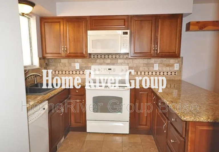1982 E Old Saybrook Ln — Photo 2
