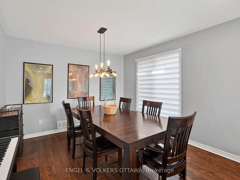 1033 Como Cres — Photo 11