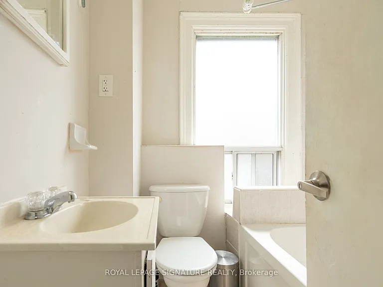 52 Wellington St W #UPPER — Photo 7