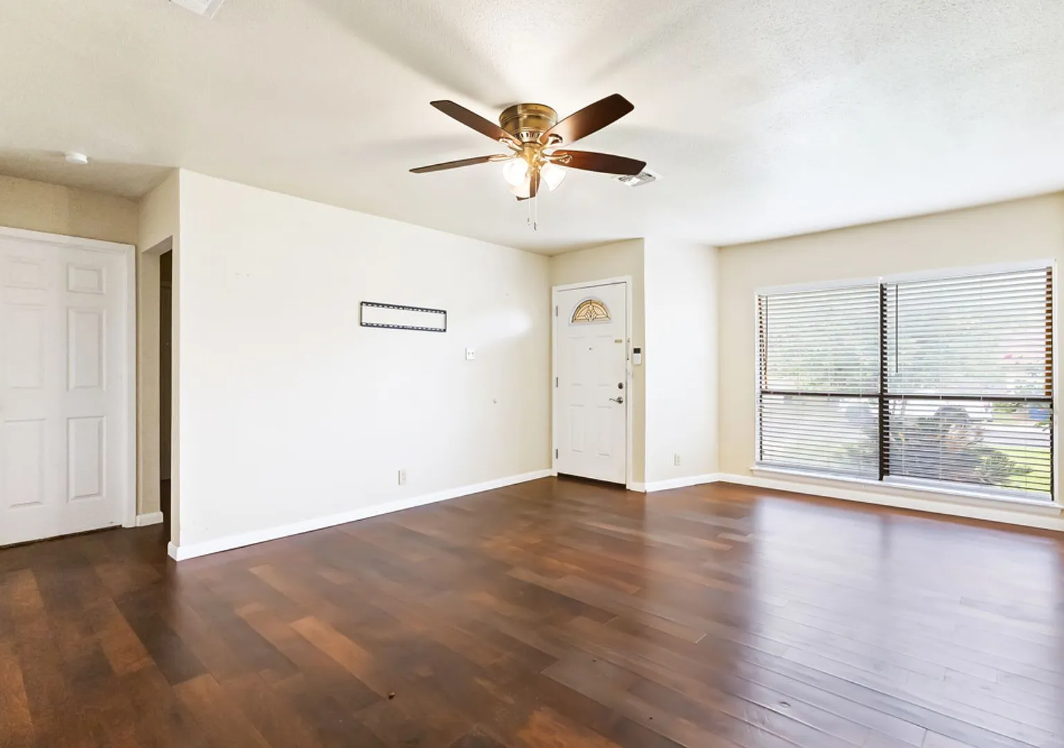 Charming Home Awaits: Spacious & Modern Living in a Prime Location — Photo 4