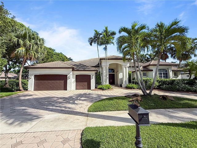 1st image of 2514 Poinciana Dr