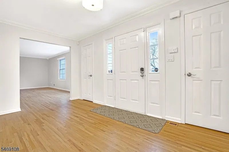 4 bed, 2.5 bath, $6,750 — Photo 4