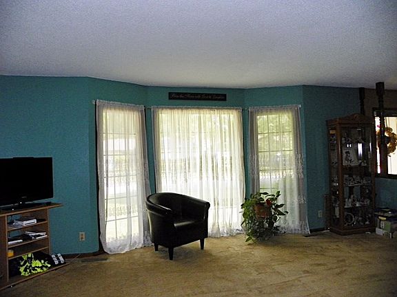 5th image of 210 Crestwood Ln
