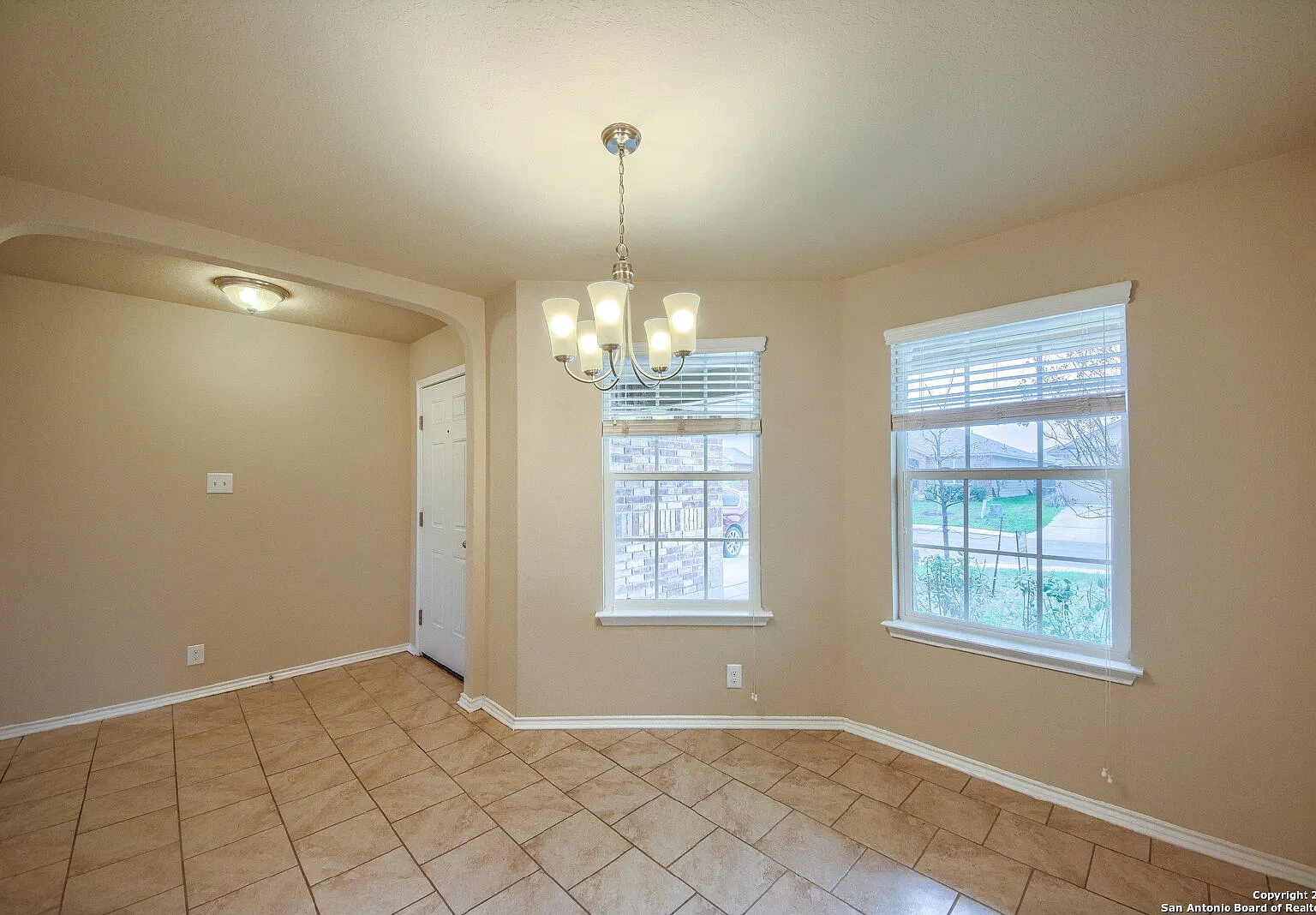 4 bed, 2.5 bath, 2324 sqft, $1,895 — Photo 4