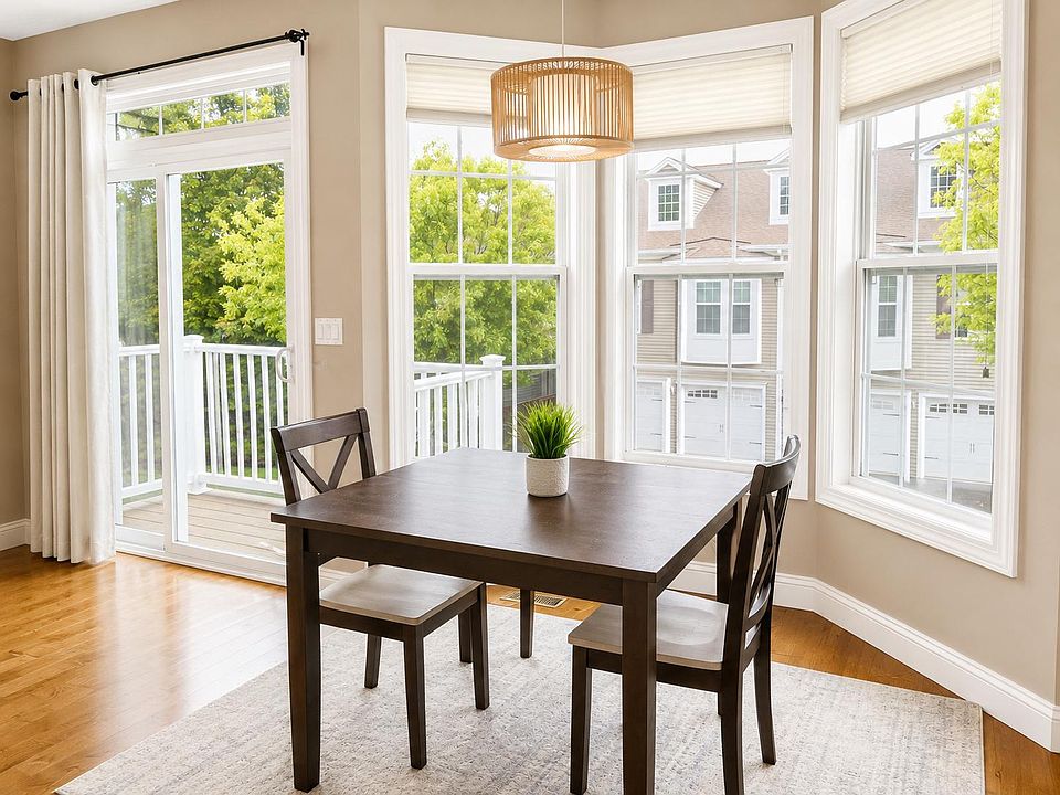Breakfast nook/dining area