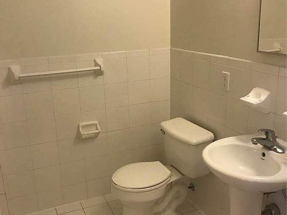 5th image of 229 Parkville Ave APT 1B