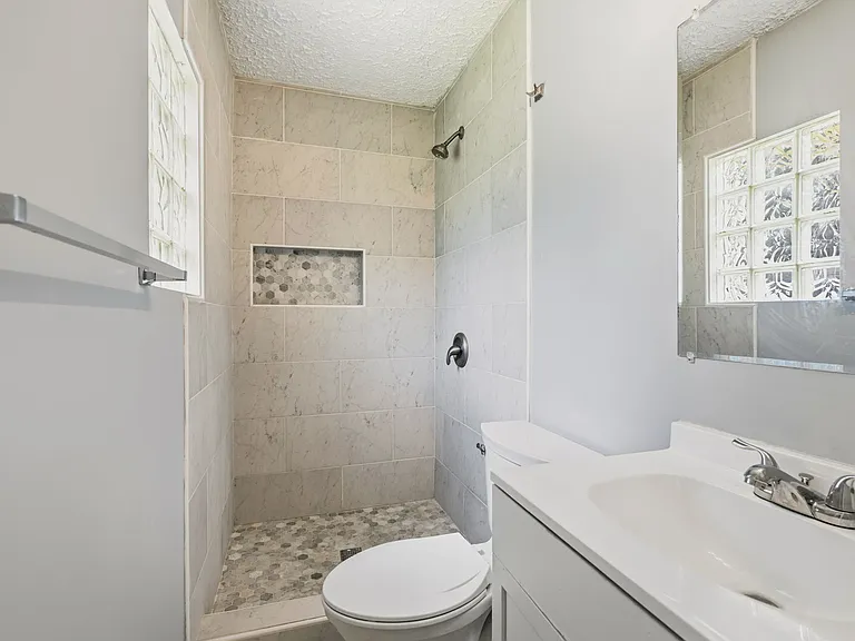 2061 Bellefontaine St — Photo 21