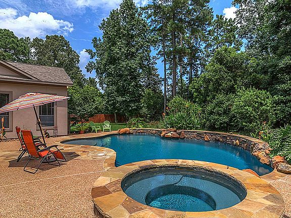 Your family and friends will enjoy hours of fun in the sun in this resort-like setting. The flagston