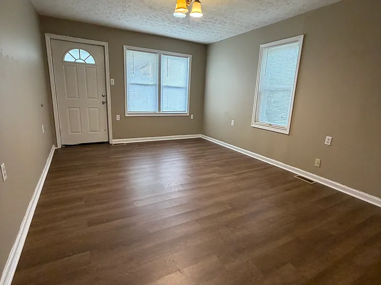 1113 Park Ln — Photo 5