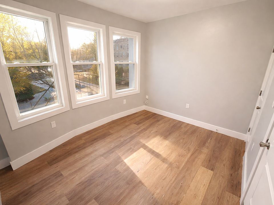2nd image of 61 16th Ave Floor 3