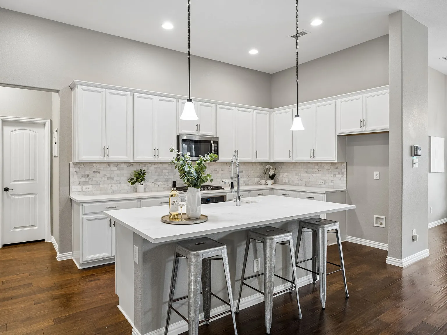 4 bed, 3.5 bath, 3434 sqft, $3,795 — Photo 4