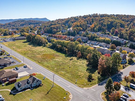 5th image of 290 Lucy Dr