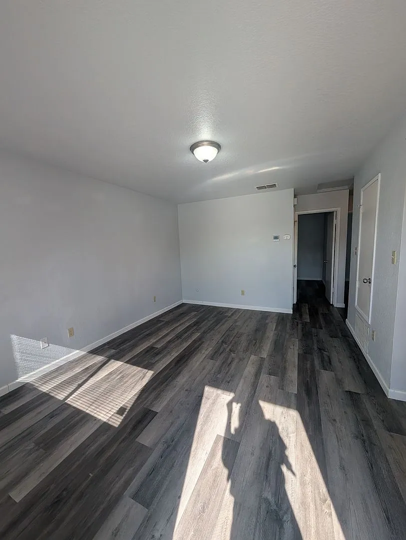 Vermont Apartments — Photo 3