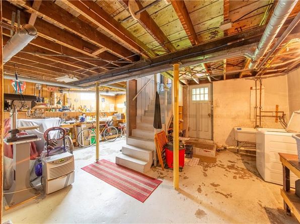 261 Hardig Rd, Warwick, RI 02886