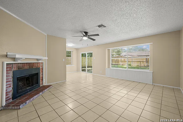 4 bed, 2.0 bath, 1307 sqft, $1,595 — Photo 4