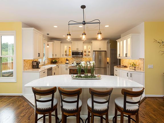 Image 5: Stunning kitchen with bar