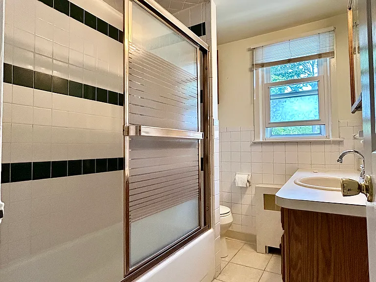 2nd floor full bathroom