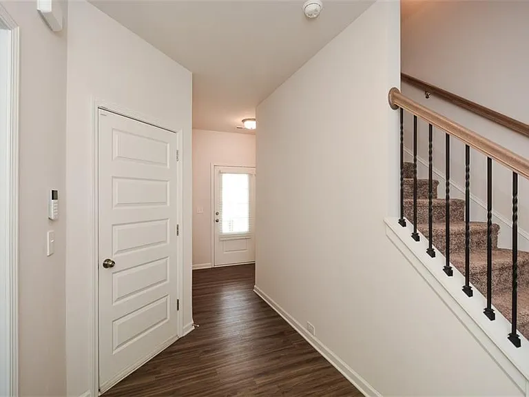 350 Cranston Dr — Photo 5