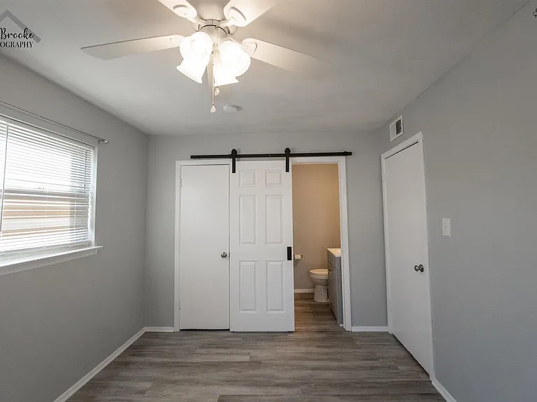 1020 W Cornelia Ave — Photo 33