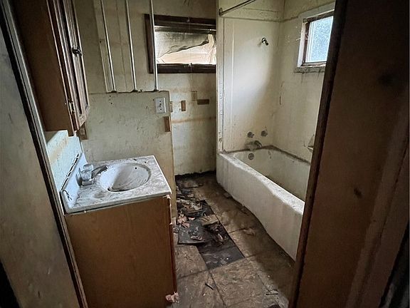 5th image of 805 Oak St