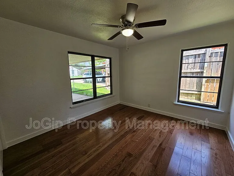 2402 Housley Dr — Photo 16