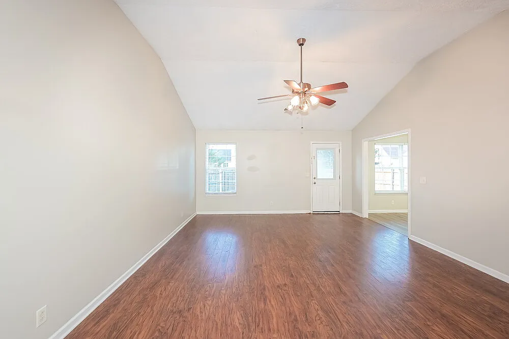 3 bed, 2.0 bath, 1361 sqft, $2,065 — Photo 3
