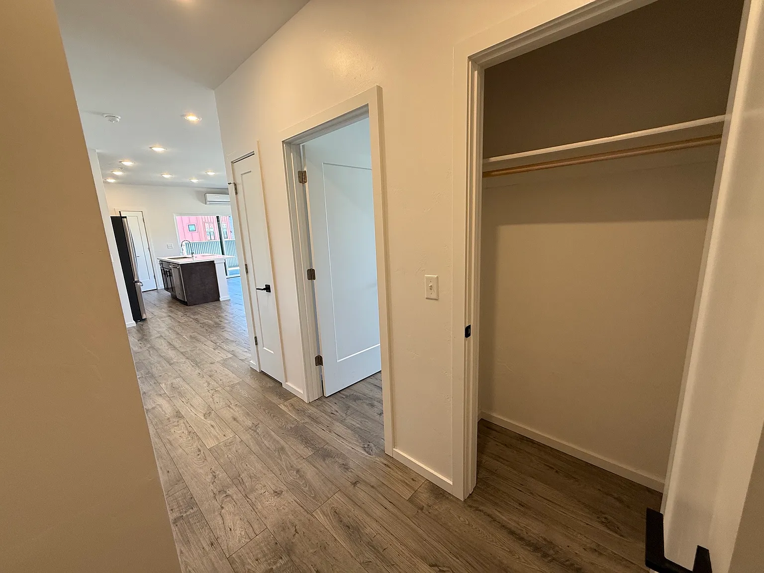 2 bed, 1000 sqft, $1,900 — Photo 3
