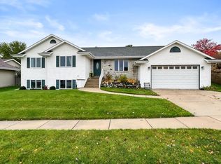 327 Grant St, Elkhorn, WI 53121