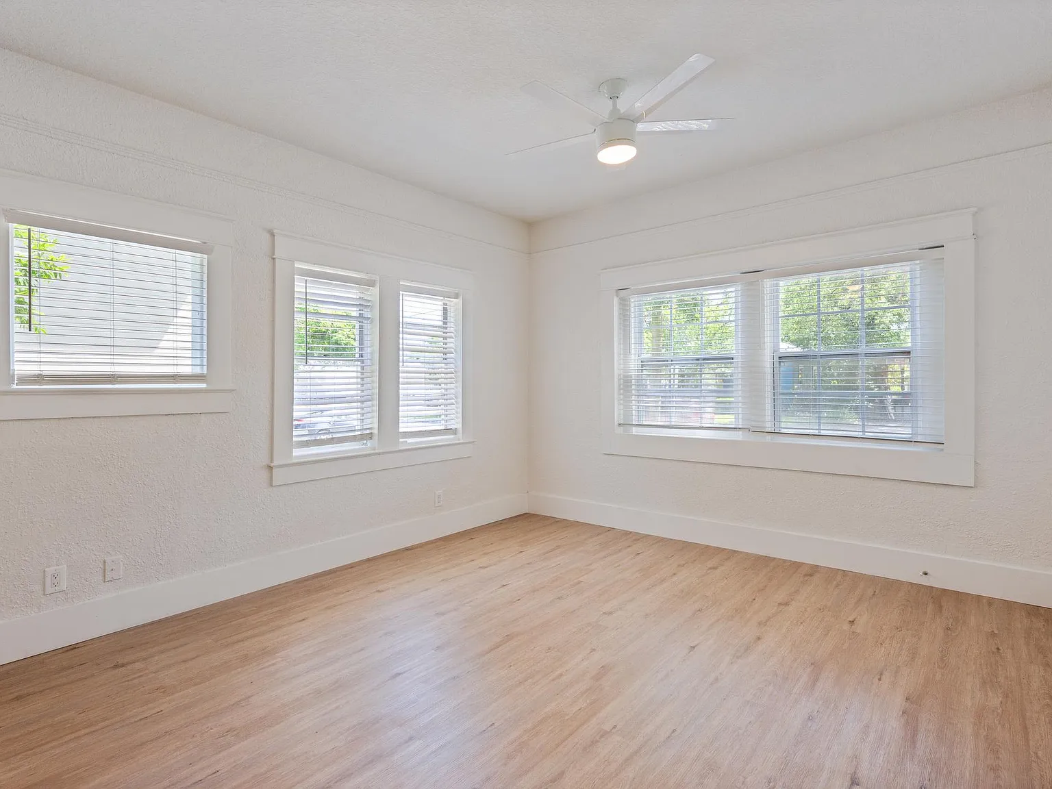 2 bed, 1042 sqft, $3,063 — Photo 4