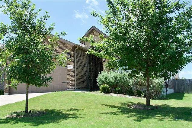 Building Photo - 121 Buescher Cv
