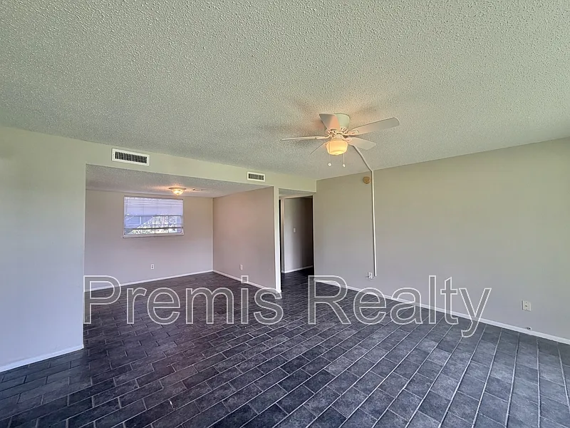 3 bed, 2.0 bath, 1255 sqft, $1,795 — Photo 2