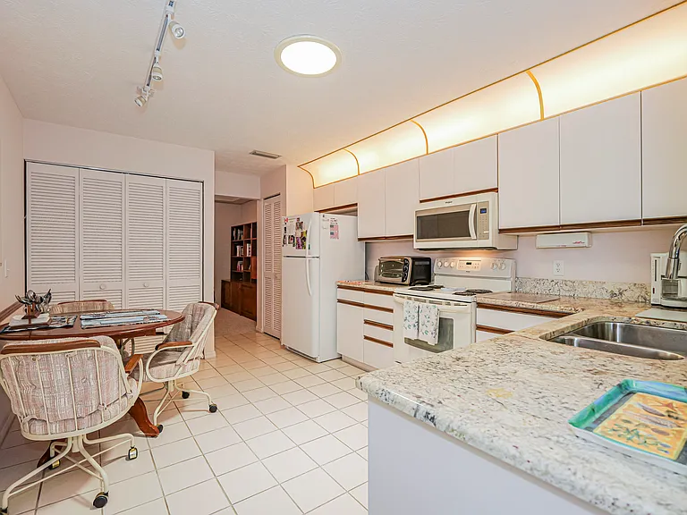 847 Lake Orchid Cir — Photo 10