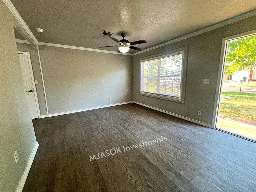 4 bed, 2.0 bath, 1365 sqft, $1,075 — Photo 2