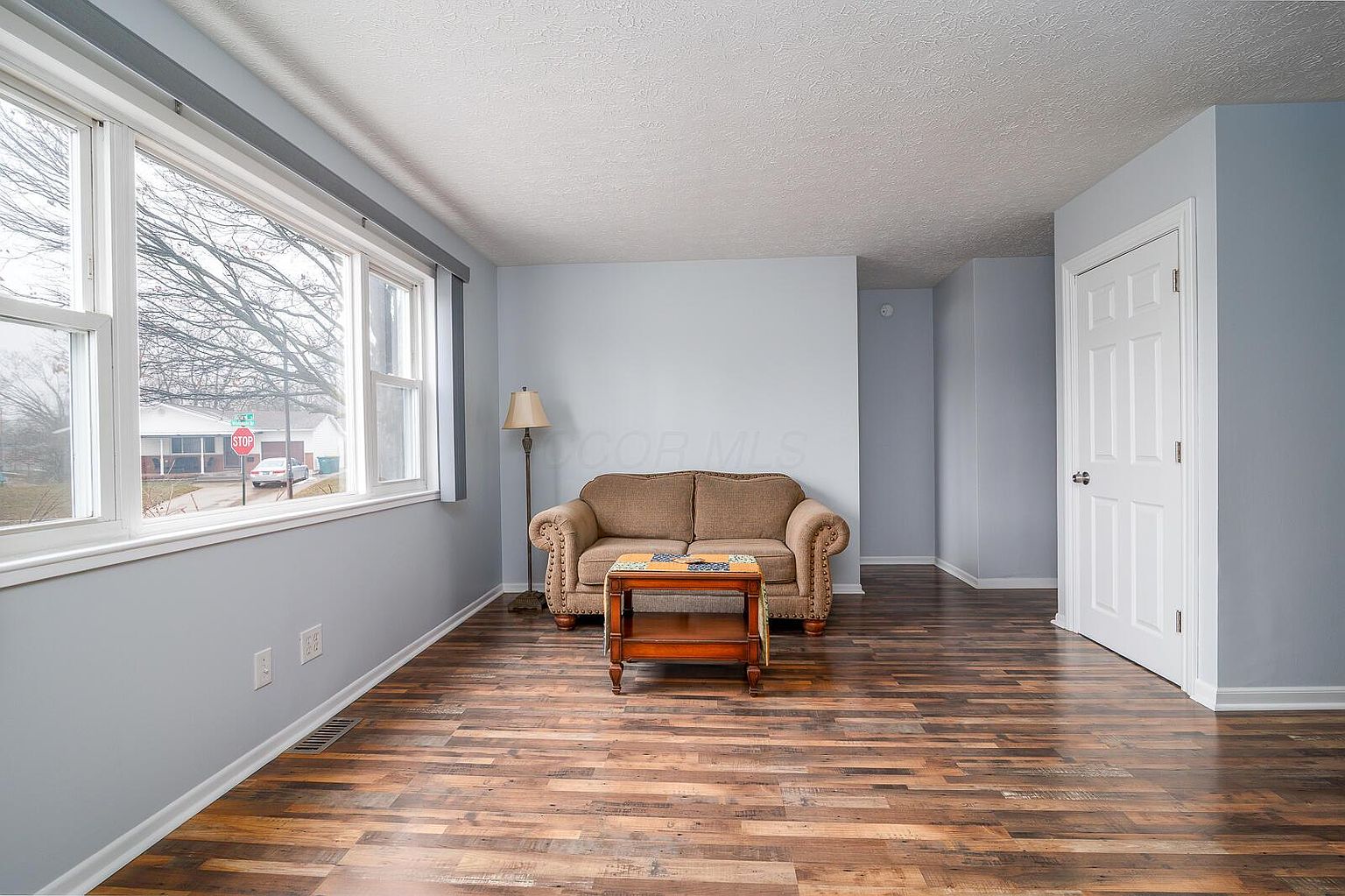Listing photo 4 for 585 Hillsdale Dr