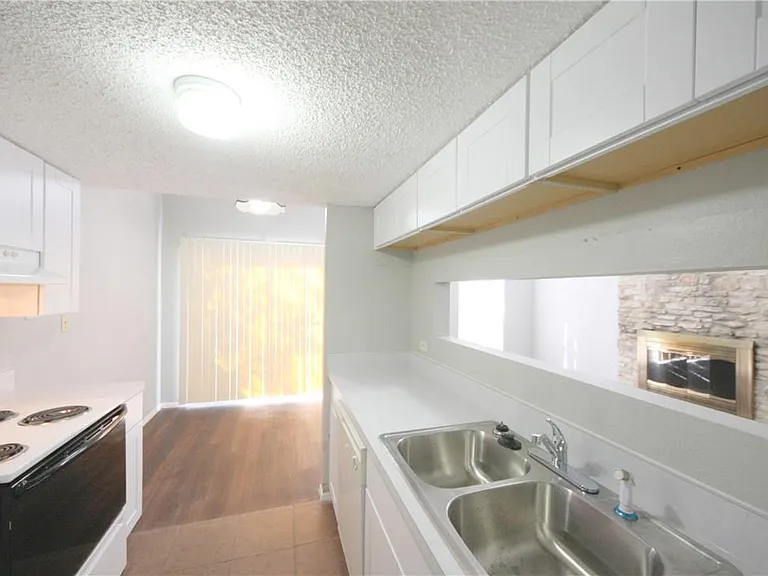 1013 Fieldwood Dr #B — Photo 8