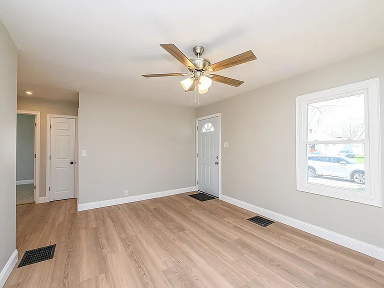 2117 S Beacon St — Photo 4
