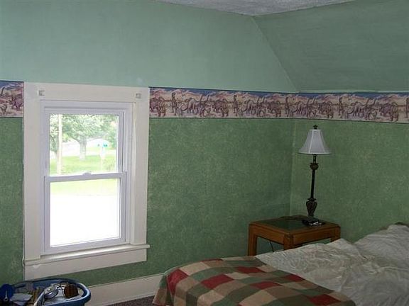 5th image of 102 Dewey St