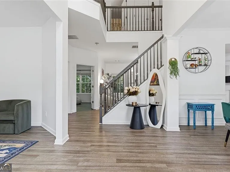 2540 Lansing Ln — Photo 2