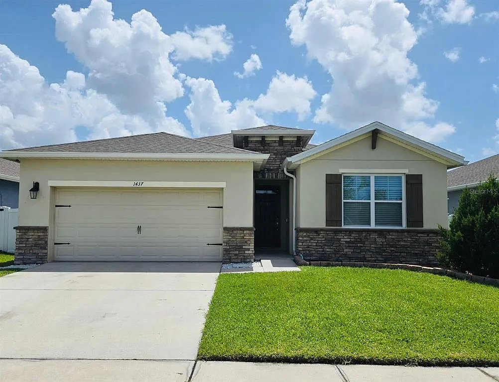 4 bed, 2.0 bath, 2038 sqft, $2,700 — Photo 1
