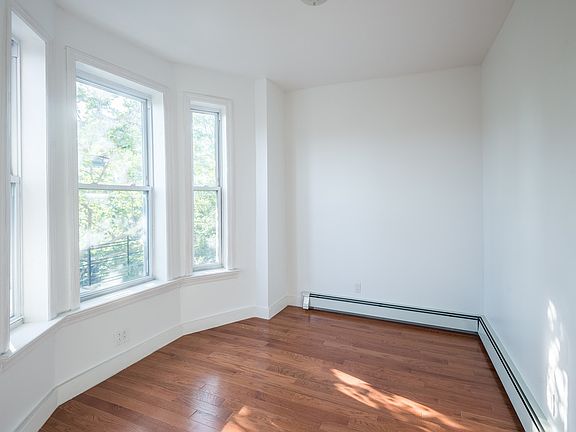 2nd image of 355 Tompkins Ave APT 4
