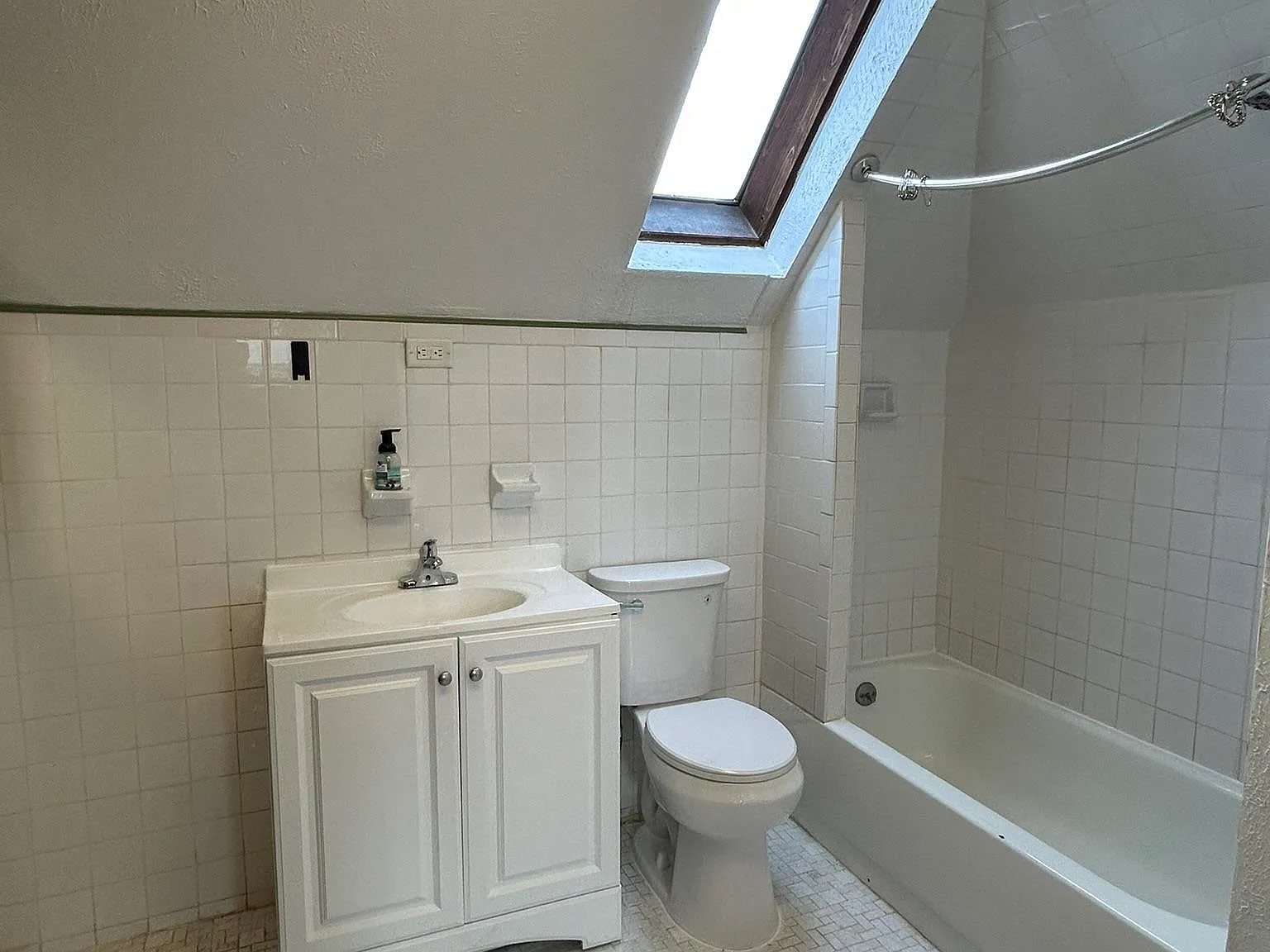 1 bed, 1.0 bath, $1,975 — Photo 3
