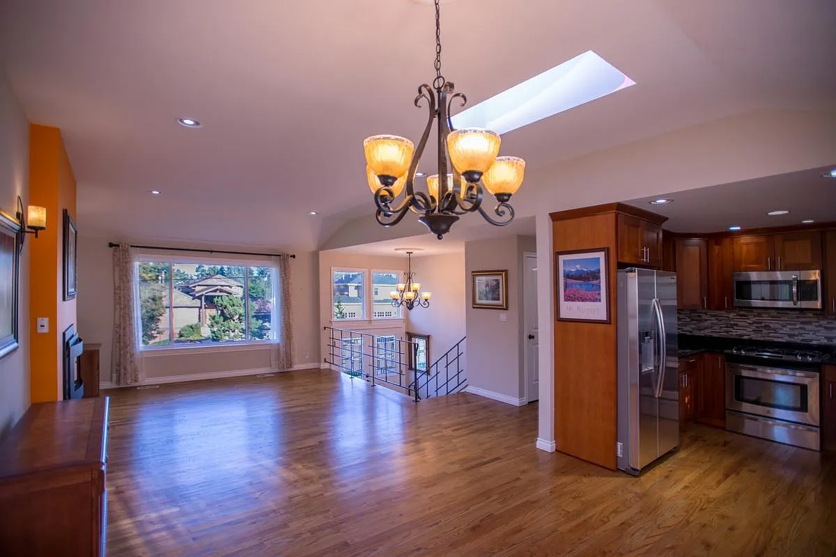 4 bed, 2.5 bath, 2410 sqft, $5,100 — Photo 1